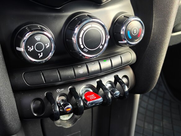 2020 Mini Hatch Cooper III (F55/F56) Рестайлинг, чёрный - вид 10
