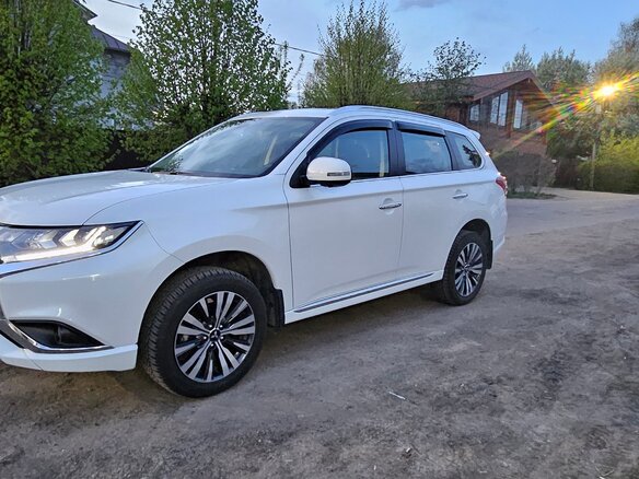 2022 Mitsubishi Outlander III Рестайлинг 3, белый, 3100000 рублей - вид 1