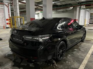 2022 Toyota Camry VIII (XV70) Рестайлинг, чёрный, 4000000 рублей, вид 4