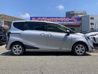 2019 Toyota Sienta II Рестайлинг, серебристый, 1140000 рублей, вид 3