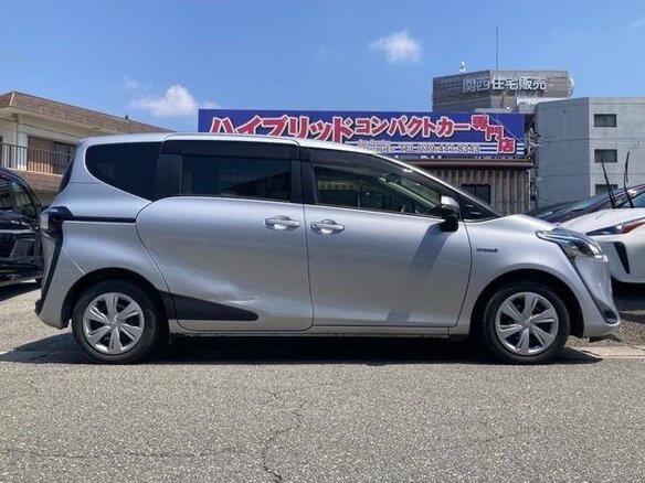 2019 Toyota Sienta II Рестайлинг, серебристый, 1140000 рублей - вид 2