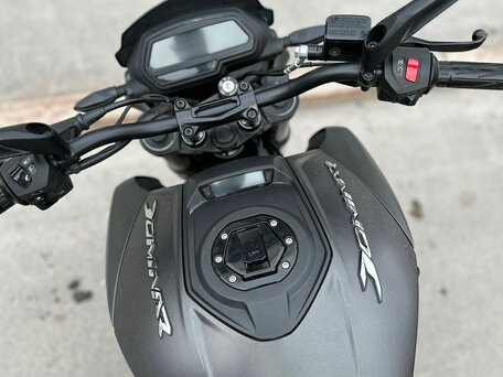 2020 Bajaj Dominar 400, чёрный, 400000 рублей, вид 3