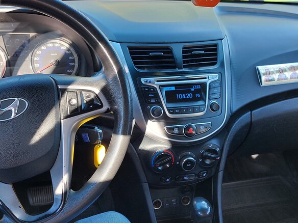 2015 Hyundai Solaris I Рестайлинг, серебристый, 650000 рублей - вид 11