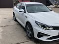 2018 Kia Optima IV Рестайлинг, белый, 1400000 рублей - вид 2