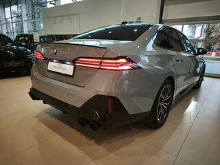 2025 BMW 5 серии 520i VIII (G60/G61/G68), серый, 7300000 рублей, вид 3