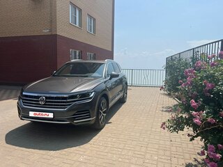 2018 Volkswagen Touareg III, серый, 5500000 рублей, вид 2