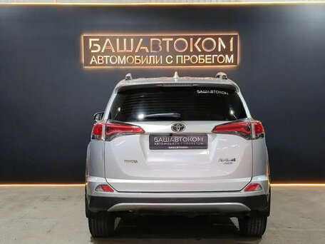 2017 Toyota RAV4 IV (XA40) Рестайлинг, серебристый, 2230000 рублей, вид 4