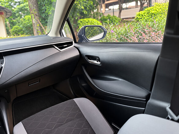 2023 Toyota Corolla XII (E210), серебристый, 1360000 рублей - вид 12