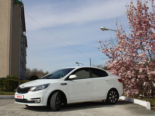 2016 Kia Rio III Рестайлинг, белый, 1110000 рублей, вид 1