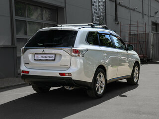 2013 Mitsubishi Outlander III, белый, 1600000 рублей, вид 4