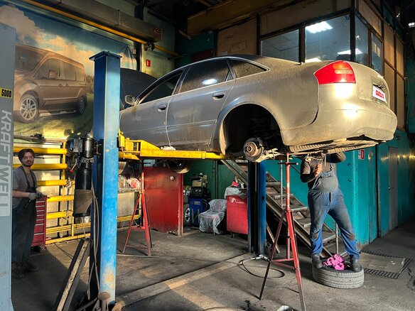1998 Audi A6 II (C5), серый, 500000 рублей - вид 22