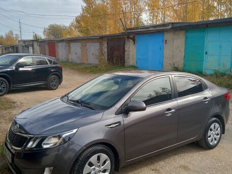 2014 Kia Rio 6-speed III, серый, 900000 рублей, вид 2