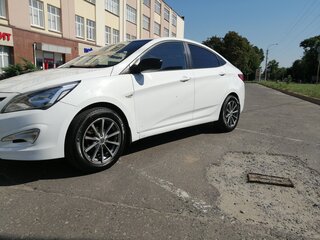 2014 Hyundai Solaris I Рестайлинг, белый, 900000 рублей, вид 4
