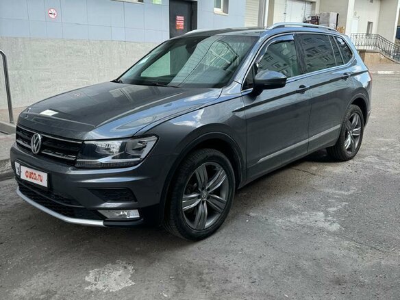 2020 Volkswagen Tiguan Allspace II, серый, 3400000 рублей - вид 4