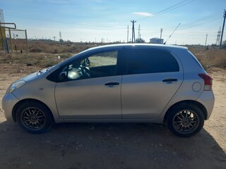 2010 Toyota Yaris II Рестайлинг, серебристый, 900000 рублей, вид 4