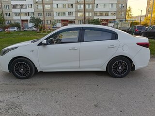 2018 Kia Rio IV, белый, 850000 рублей, вид 4