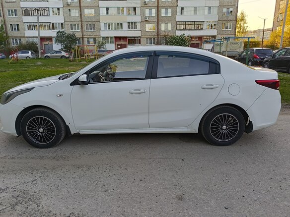 2018 Kia Rio IV, белый, 850000 рублей - вид 3