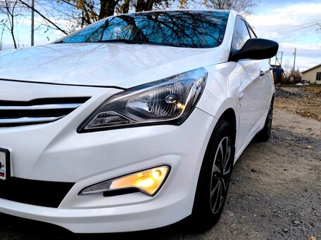 2015 Hyundai Solaris I Рестайлинг, белый, вид 3