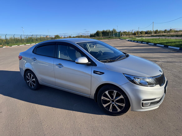 2017 Kia Rio III Рестайлинг, серебристый, 1050000 рублей - вид 2