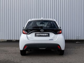 2021 Toyota Yaris IV, белый, 1150000 рублей, вид 4
