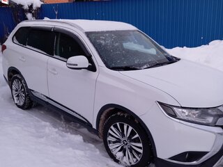 2019 Mitsubishi Outlander III Рестайлинг 3, белый, 1890000 рублей, вид 4