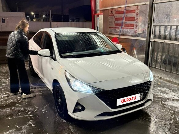 2021 Hyundai Solaris II Рестайлинг, белый, 1600000 рублей - вид 2