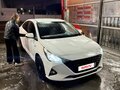 2021 Hyundai Solaris II Рестайлинг, белый, 1600000 рублей - вид 2