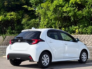 2022 Toyota Yaris IV, белый, 1150000 рублей, вид 3