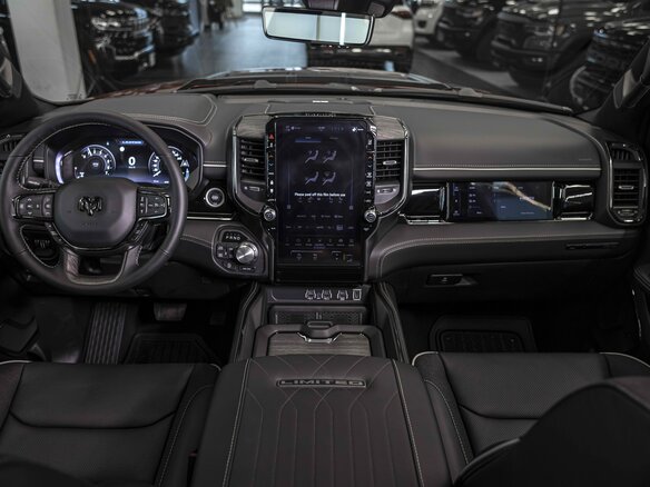 2026 Ram 1500 Crew Cab V Рестайлинг, красный - вид 25