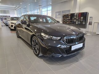 2025 BMW 5 серии Long 530Li xDrive VIII (G60/G61/G68), чёрный, 8050000 рублей, вид 4