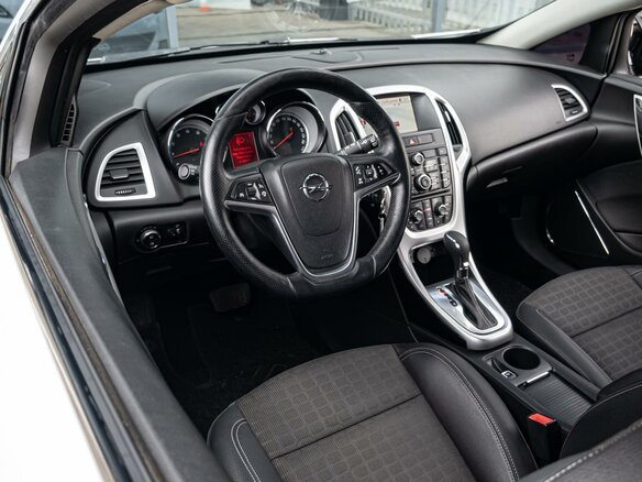 2013 Opel Astra GTC J Рестайлинг, белый, 765000 рублей - вид 5