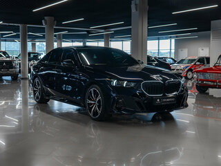 2024 BMW 5 серии 530i xDrive VIII (G60/G61/G68), синий, 8600000 рублей, вид 2