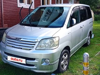 2003 Toyota Noah I (R60), серый, 650000 рублей, вид 2