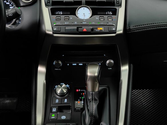 2020 Lexus NX 200 I Рестайлинг, белый, 2980000 рублей - вид 11