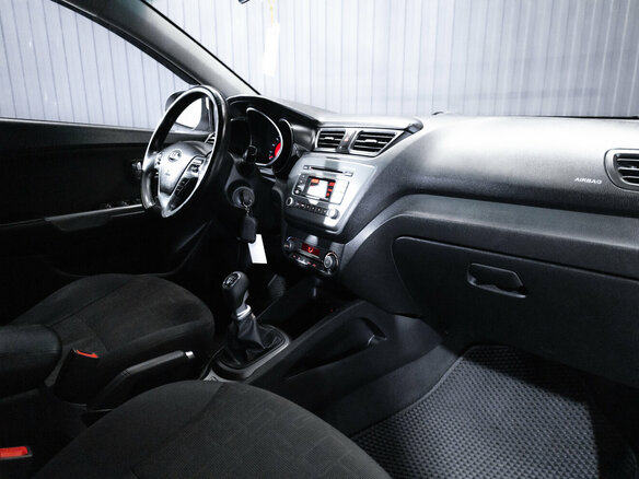 2015 Kia Rio III Рестайлинг, белый, 880000 рублей - вид 15