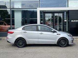 2015 Kia Rio III Рестайлинг, серебристый, 599000 рублей, вид 4