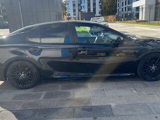 2018 Toyota Camry VIII (XV70), чёрный, 2099999 рублей, вид 4
