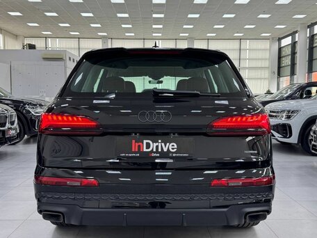 2025 Audi Q7 45 TFSI II (4M) Рестайлинг 2, чёрный, 9499000 рублей, вид 5