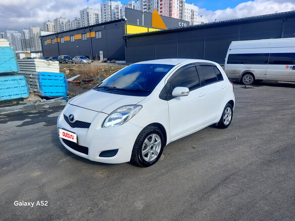 2010 Toyota Vitz II (XP90), белый, 420000 рублей