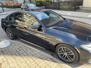 2020 BMW 5 серии 520d xDrive VII (G30/G31/G38) Рестайлинг, чёрный, 4950000 рублей, вид 4