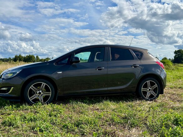 2013 Opel Astra J Рестайлинг, серый, 800000 рублей - вид 4