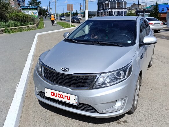 2013 Kia Rio 5-speed III, серебристый, 890000 рублей - вид 1