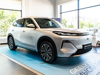 2026 Geely EX5 Гибрид EM-R, серебристый, 3829990 рублей, вид 2