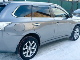 2013 Mitsubishi Outlander PHEV III, серый, 1840000 рублей, вид 3