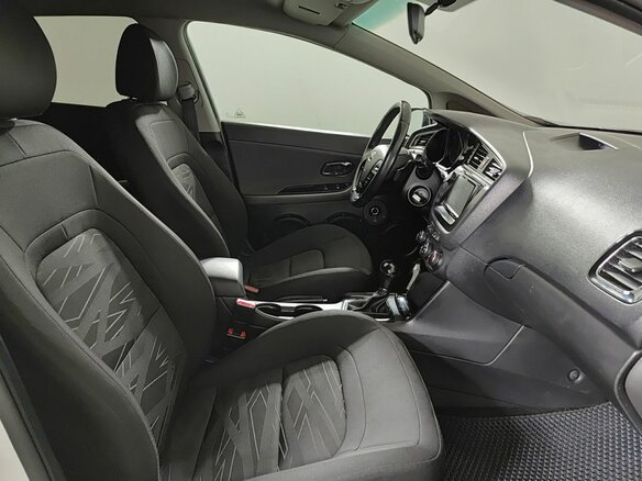 2017 Kia Ceed II Рестайлинг, белый, 1438000 рублей - вид 10