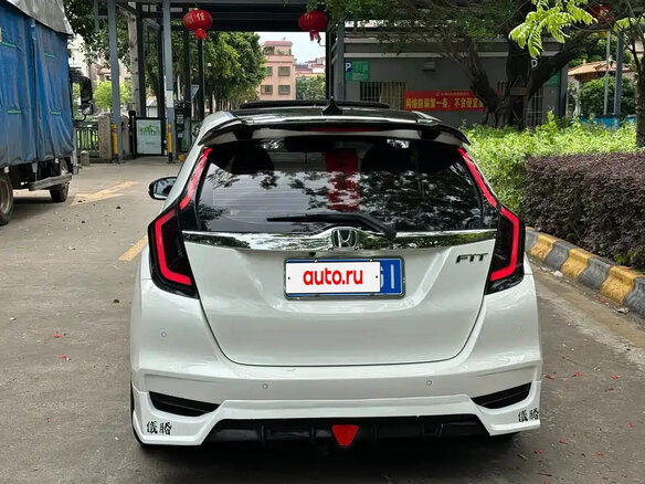 2020 Honda Fit III Рестайлинг, белый, 950100 рублей - вид 6