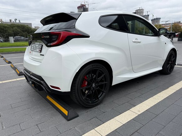 2020 Toyota Yaris IV, белый, 4100000 рублей - вид 6