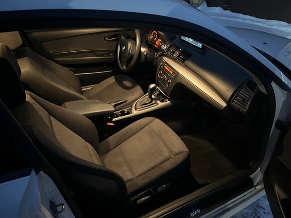 2010 BMW 1 серии 116i I (E81/E82/E87/E88) Рестайлинг, белый, 900000 рублей - вид 24