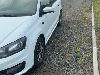 2017 Volkswagen Polo V Рестайлинг, белый, 700000 рублей, вид 4