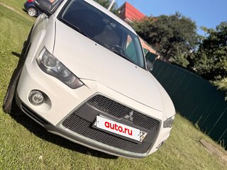 2011 Mitsubishi Outlander II Рестайлинг, белый, 860000 рублей, вид 3